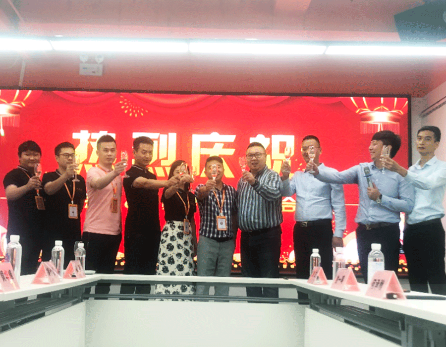 外貿(mào)狼與傲馬系統(tǒng)集團(tuán)雙方領(lǐng)導(dǎo)現(xiàn)場(chǎng)合影